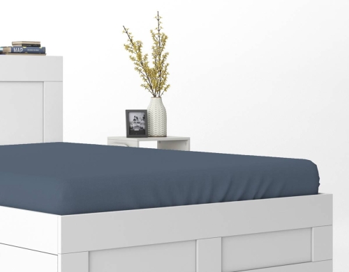 Prześcieradło Pure 160x200 satynowe z gumką w kolorze denim
